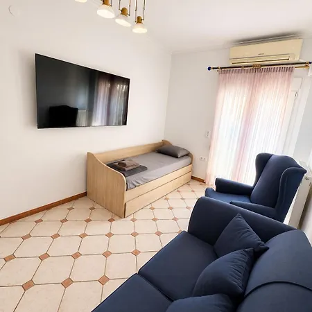 2-bedroom, 6 Guests, Center *