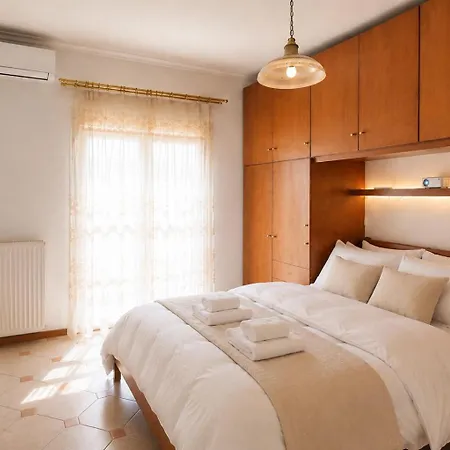 2-bedroom, 6 Guests, Center *